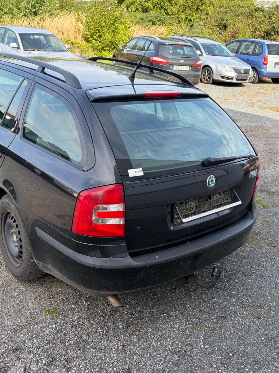 Skoda Octavia 2011 — rear view