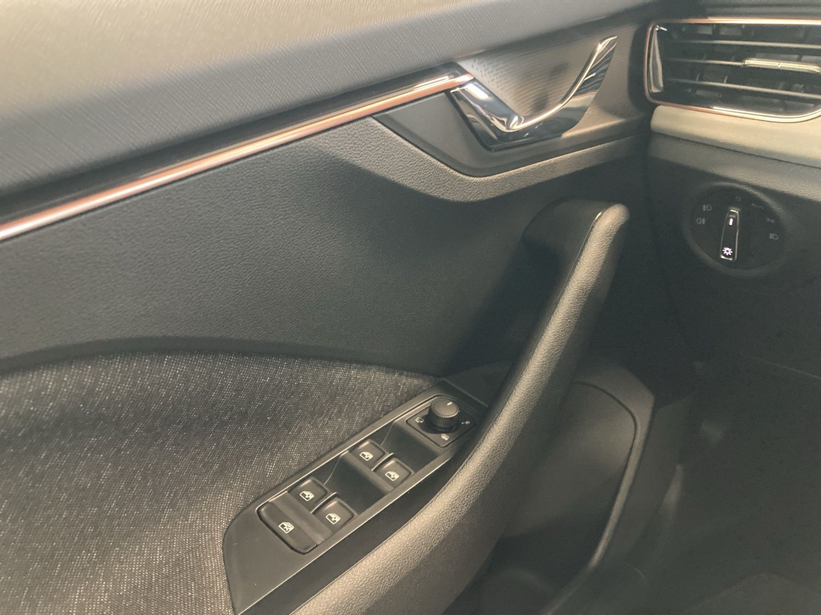 Fahrzeugabbildung SKODA Kamiq TOUR TSI MATRIX PANO DAB RÜCKFK