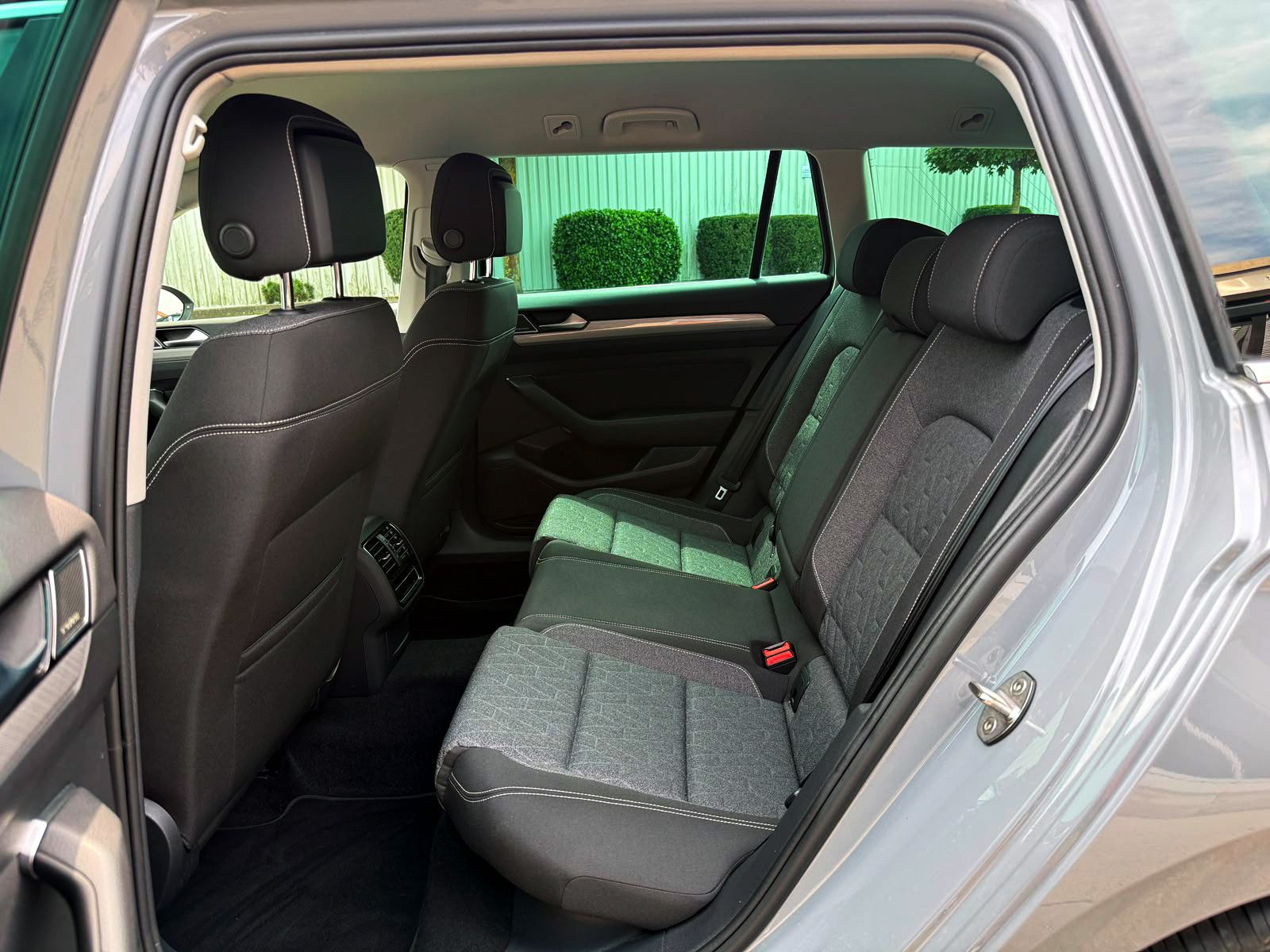 Fahrzeugabbildung Volkswagen Passat Variant 2.0TSI DSG Business ACC 360° H&K
