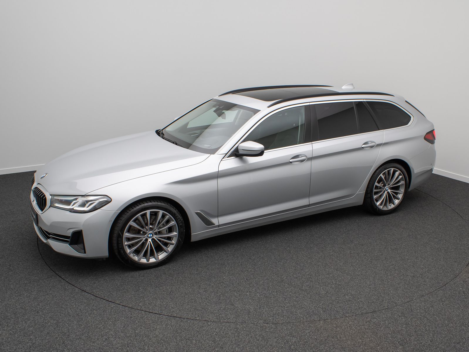 Fahrzeugabbildung BMW 530d Kamera DAB HiFi Panorama HUD Sport 19Zoll
