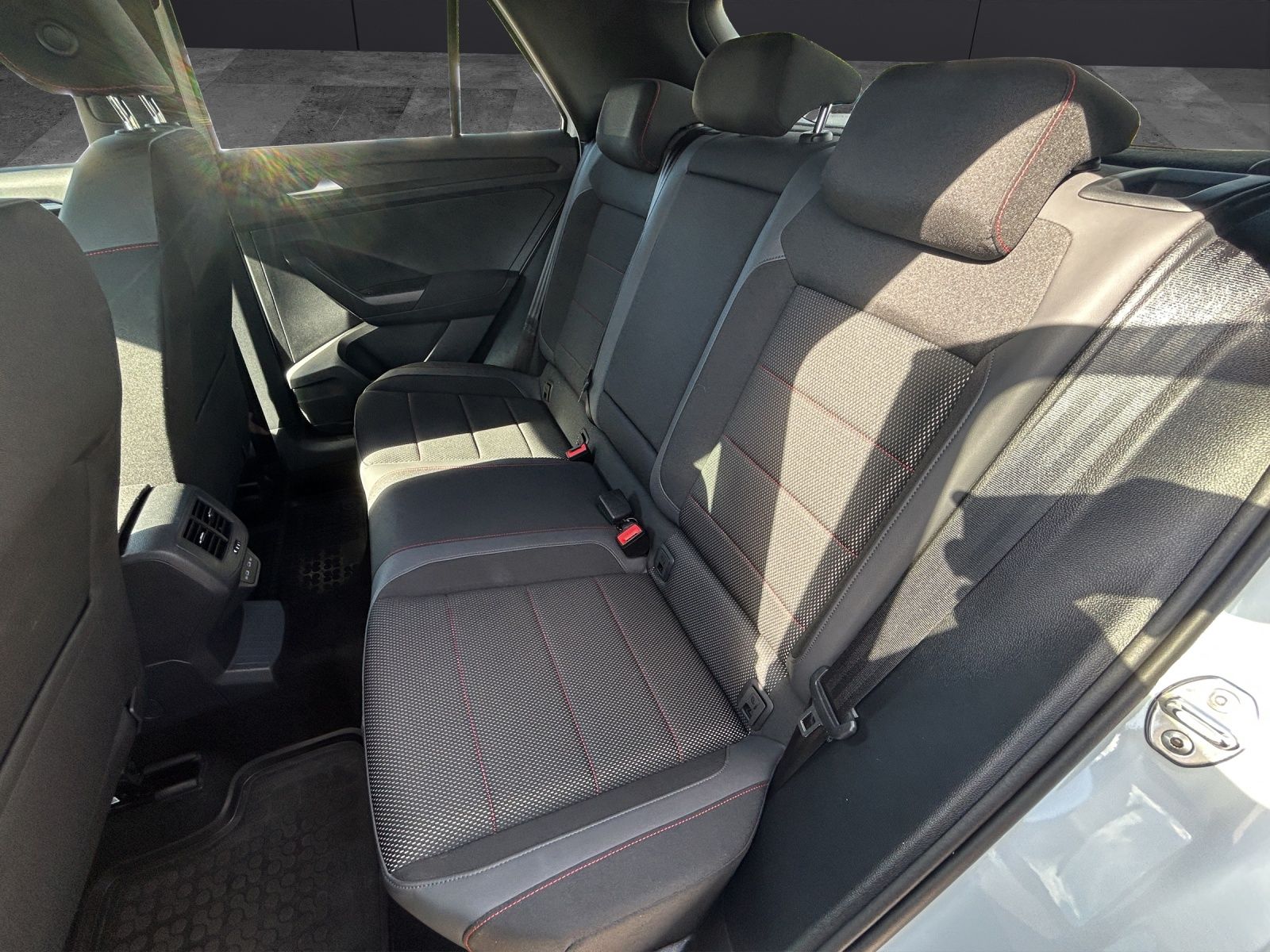 Fahrzeugabbildung Volkswagen T-Roc TSI Sport LED AHK Navi AID ACC RFK SH 18"