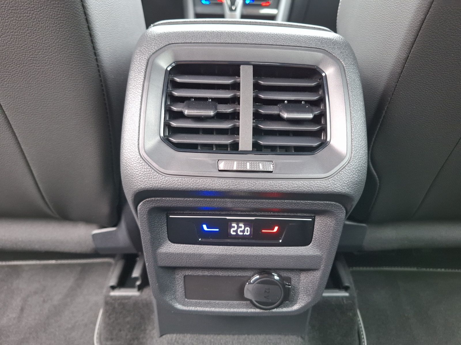 Fahrzeugabbildung Volkswagen Tiguan R-Line TSI DSG LED ACC SH LRHzg 19" AID P