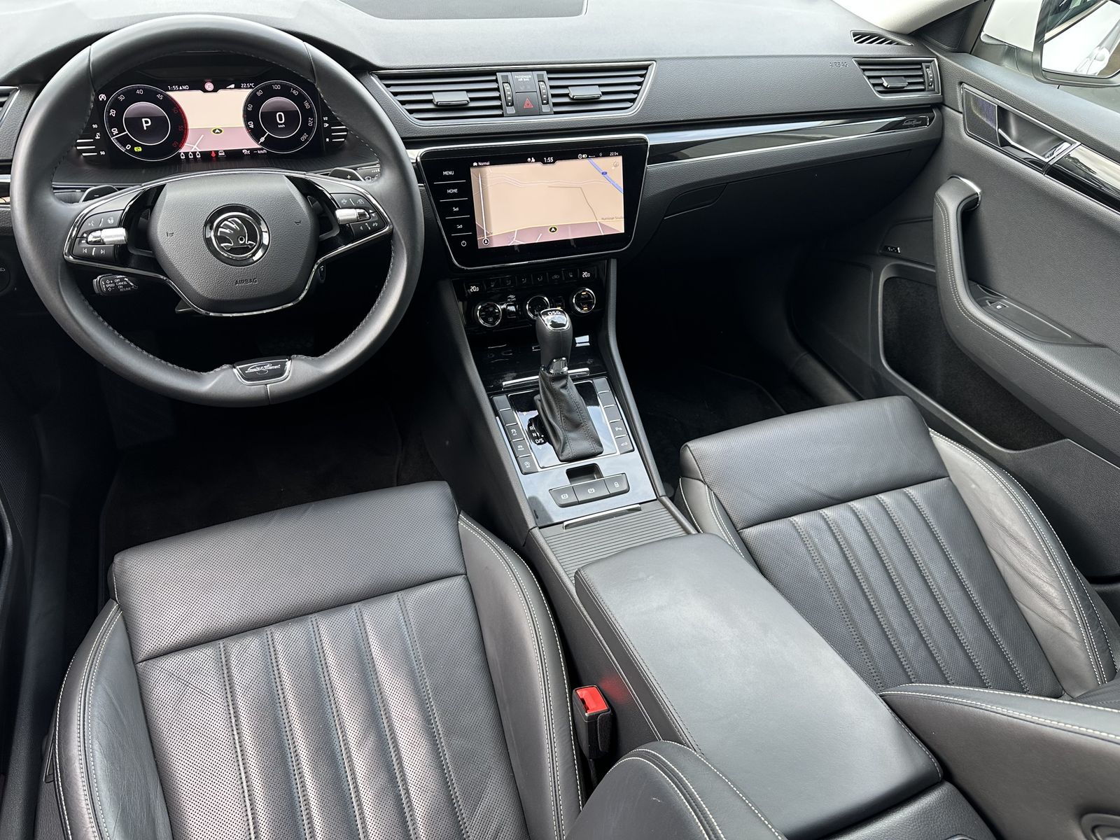 Fahrzeugabbildung SKODA Superb Combi 2.0 TDI DSG L&K NAV+LED+AHK+PANO+SH