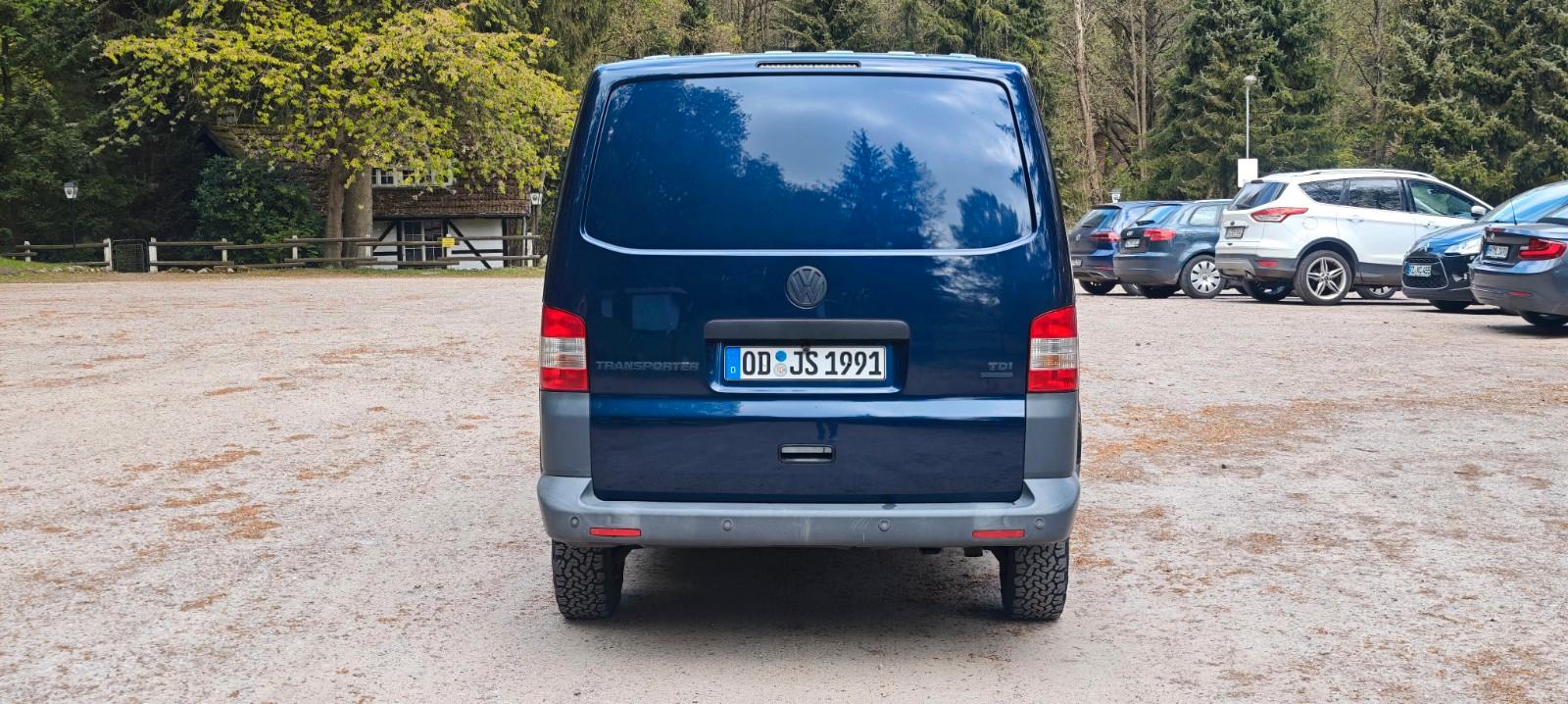 Volkswagen T5.2 mit Offroadoptik und kleinem Camperausbau