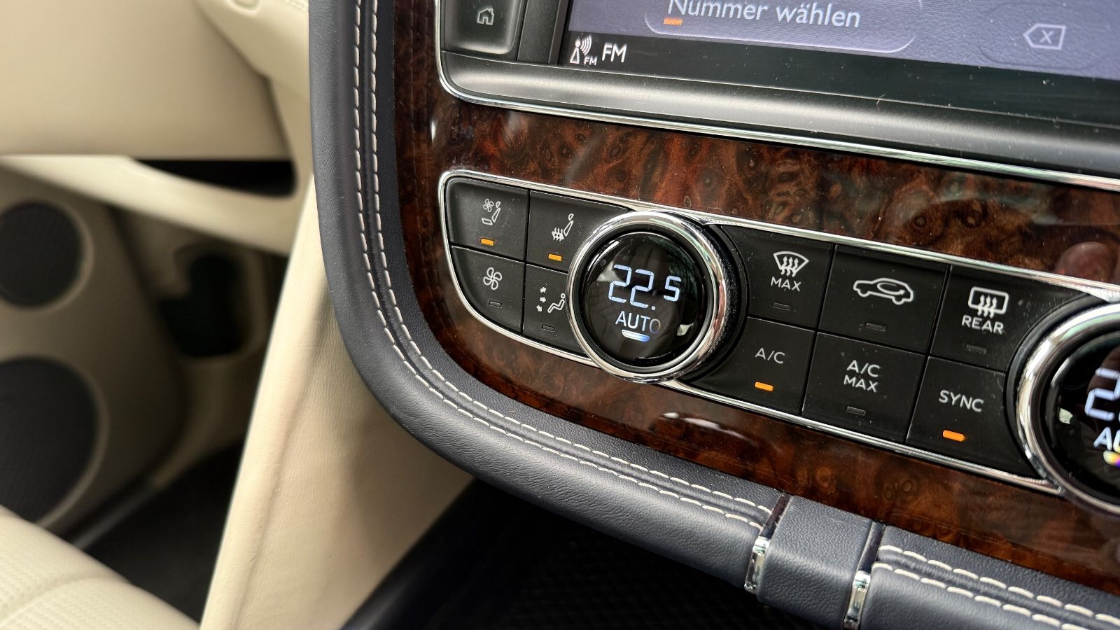 Fahrzeugabbildung Bentley Bentayga W12*First Edition*Dt. Auto*Naim*Mulline