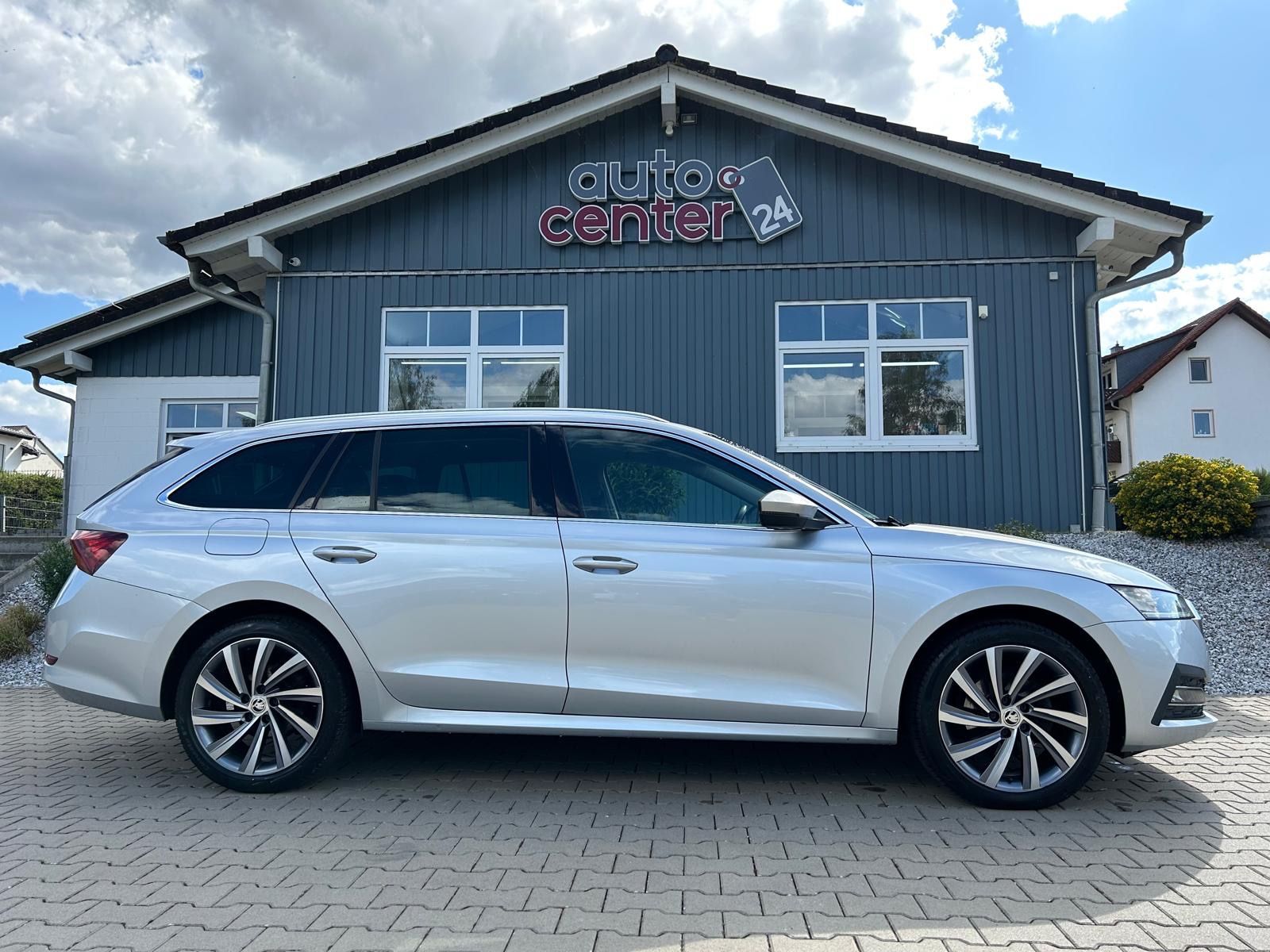 Fahrzeugabbildung SKODA Octavia Combi Style°Leder°AHK°HeadUp°Memory°LED