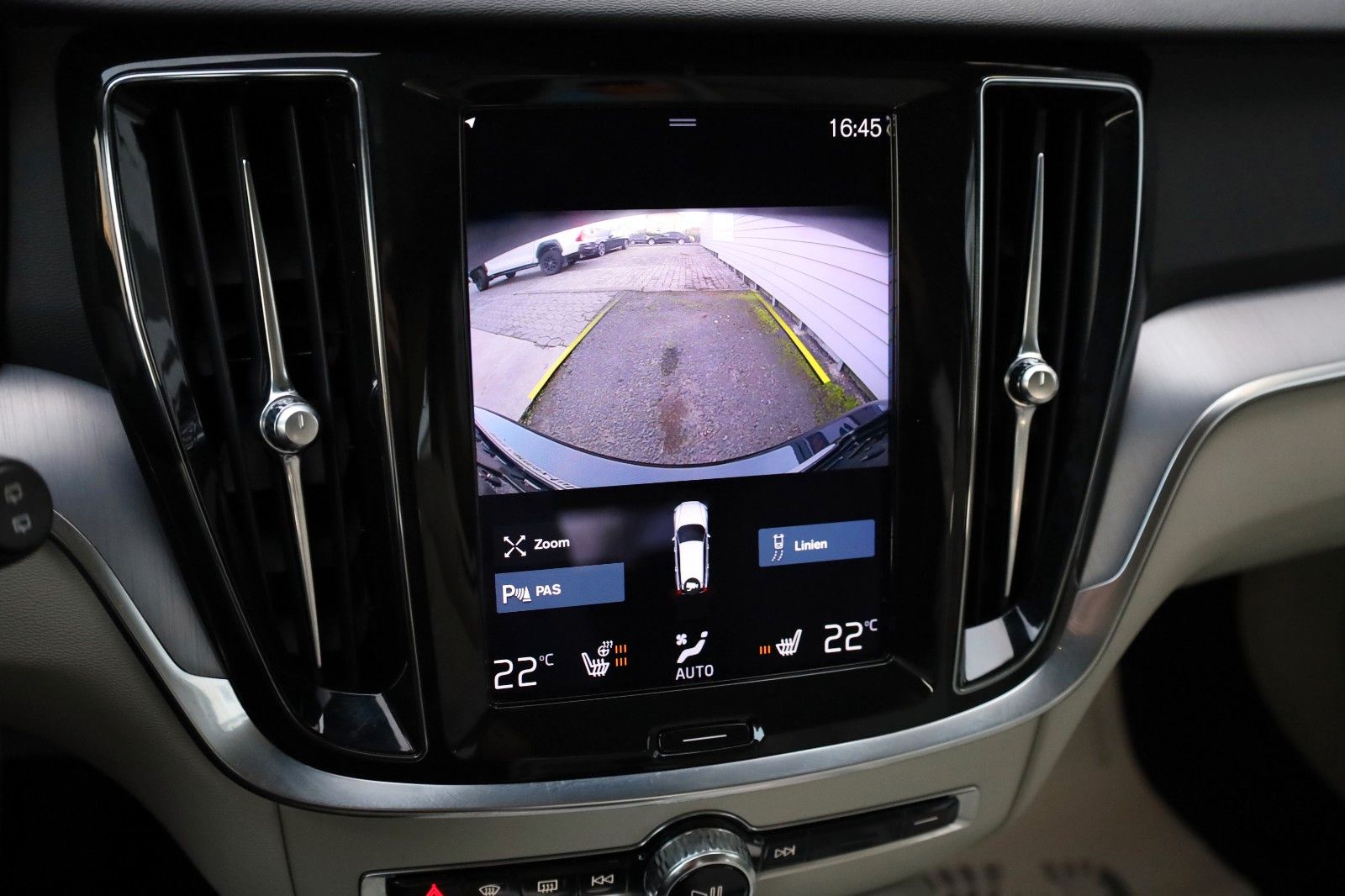 Fahrzeugabbildung Volvo V60 B4 D, Momentum Pro,Leder,Navi,SH,Kamera,ACC