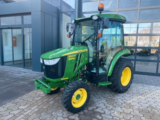 John Deere 3046R