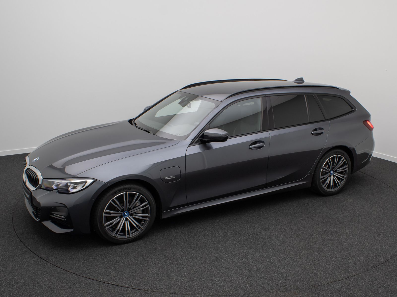 Fahrzeugabbildung BMW 330e M Sport Alarm AHK DAB HiFi Komfort PDC 18"