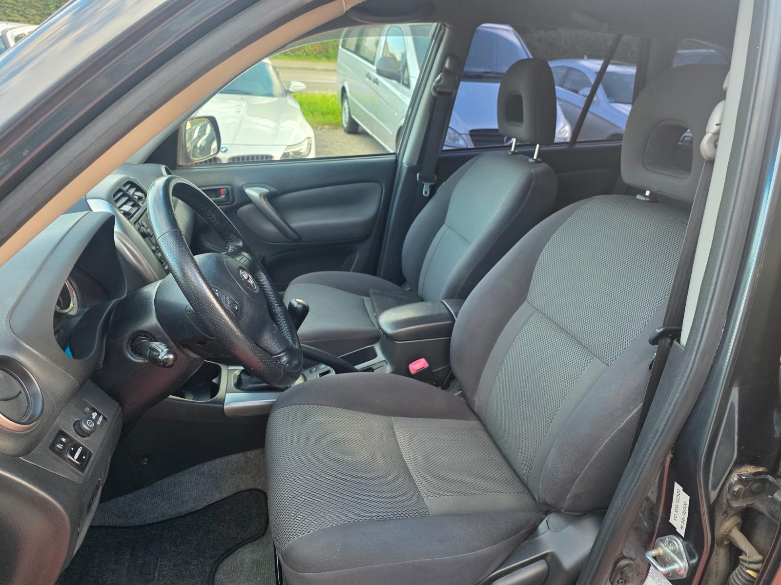 Toyota RAV4 2.0 D-4D 116 ch 4x4 Sol • Clim auto • Attelage • Radar de recul • Barres de toit