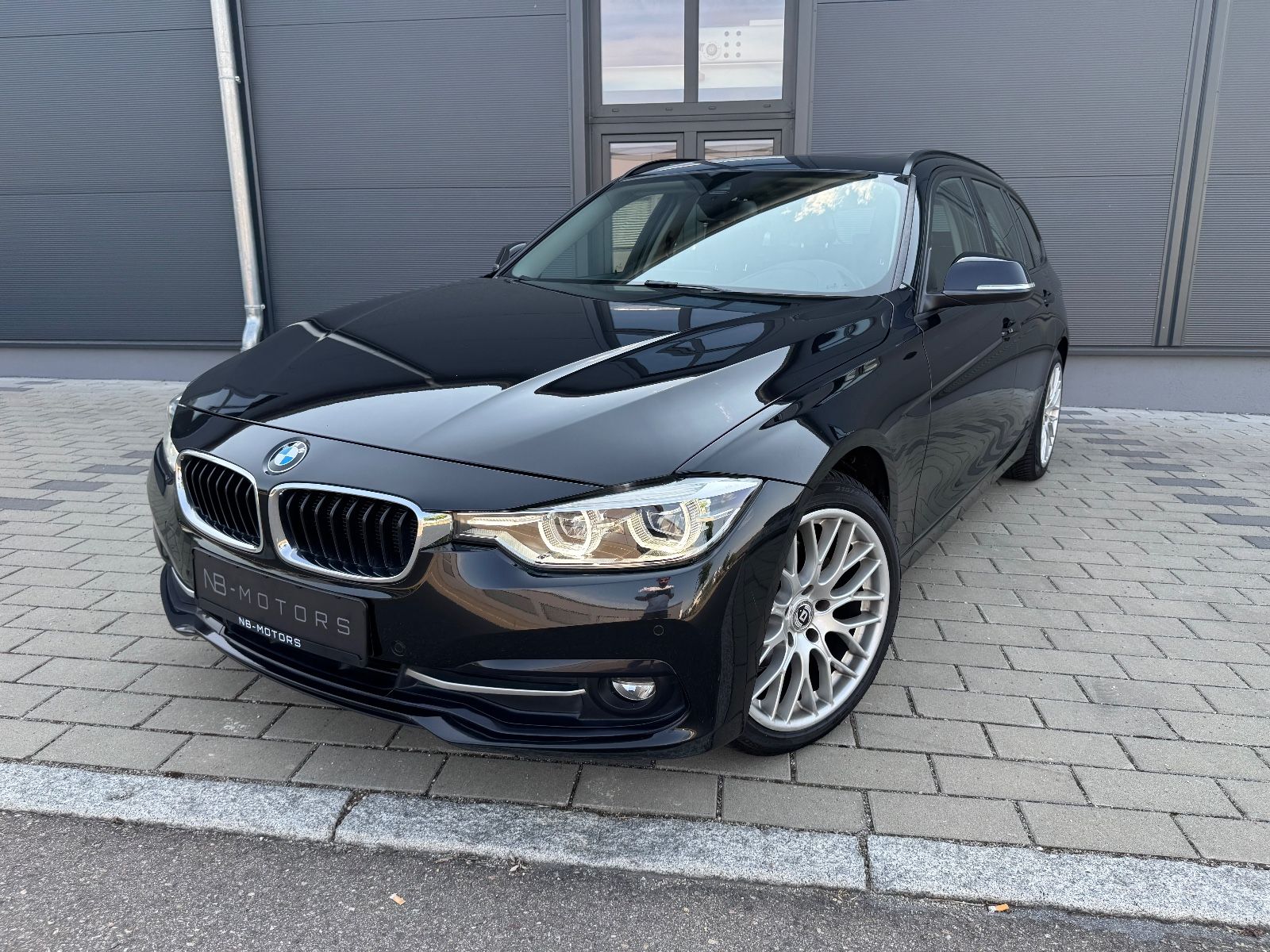 BMW 320d Sport Line LED PANO AHK KEYLESS TÜV NEU