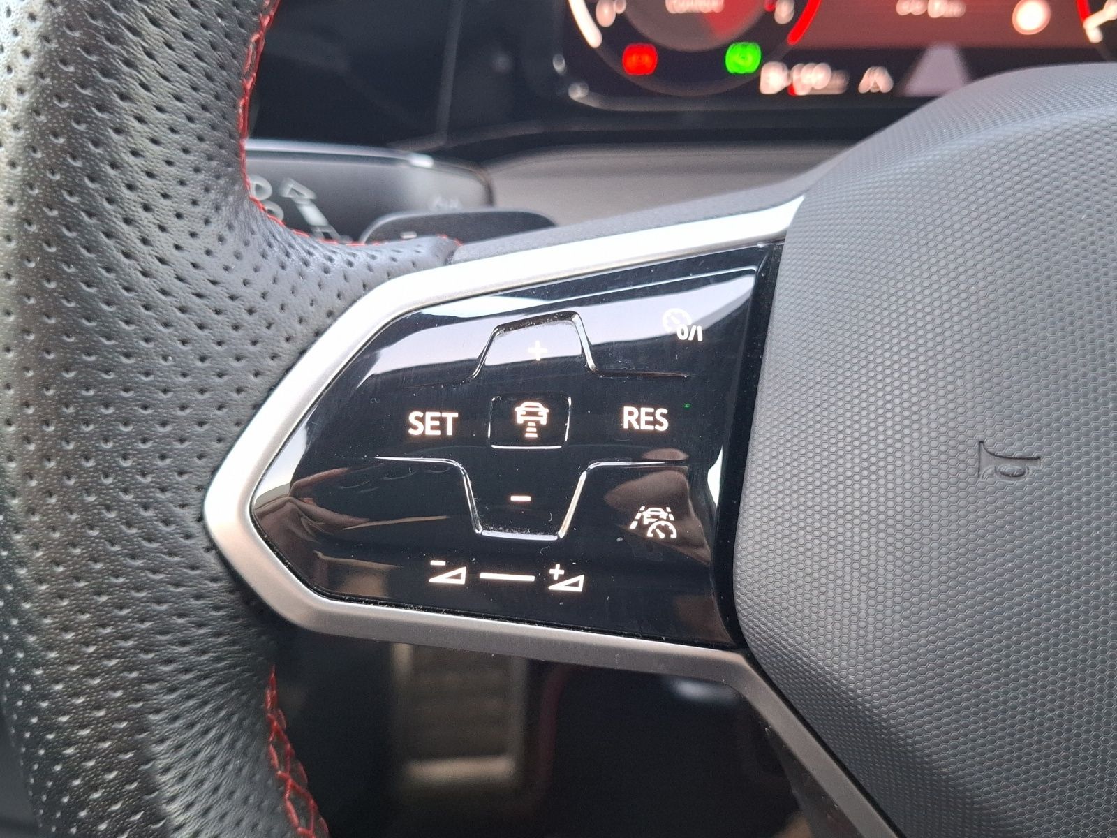 Fahrzeugabbildung Volkswagen Golf VIII GTI DSG Matrix AHK Navi Pano AID ACC R