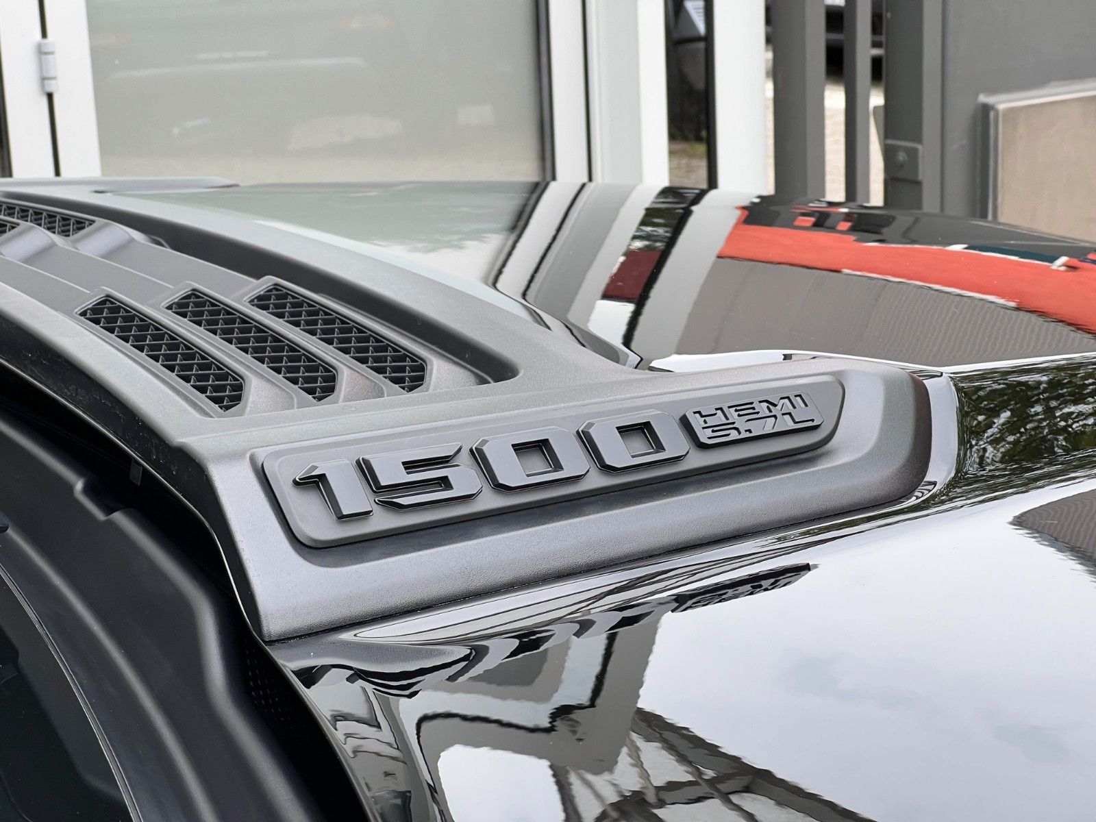 Fahrzeugabbildung Dodge RAM 1500 Crew Cab Laramie LPG "Shadow Warrior"