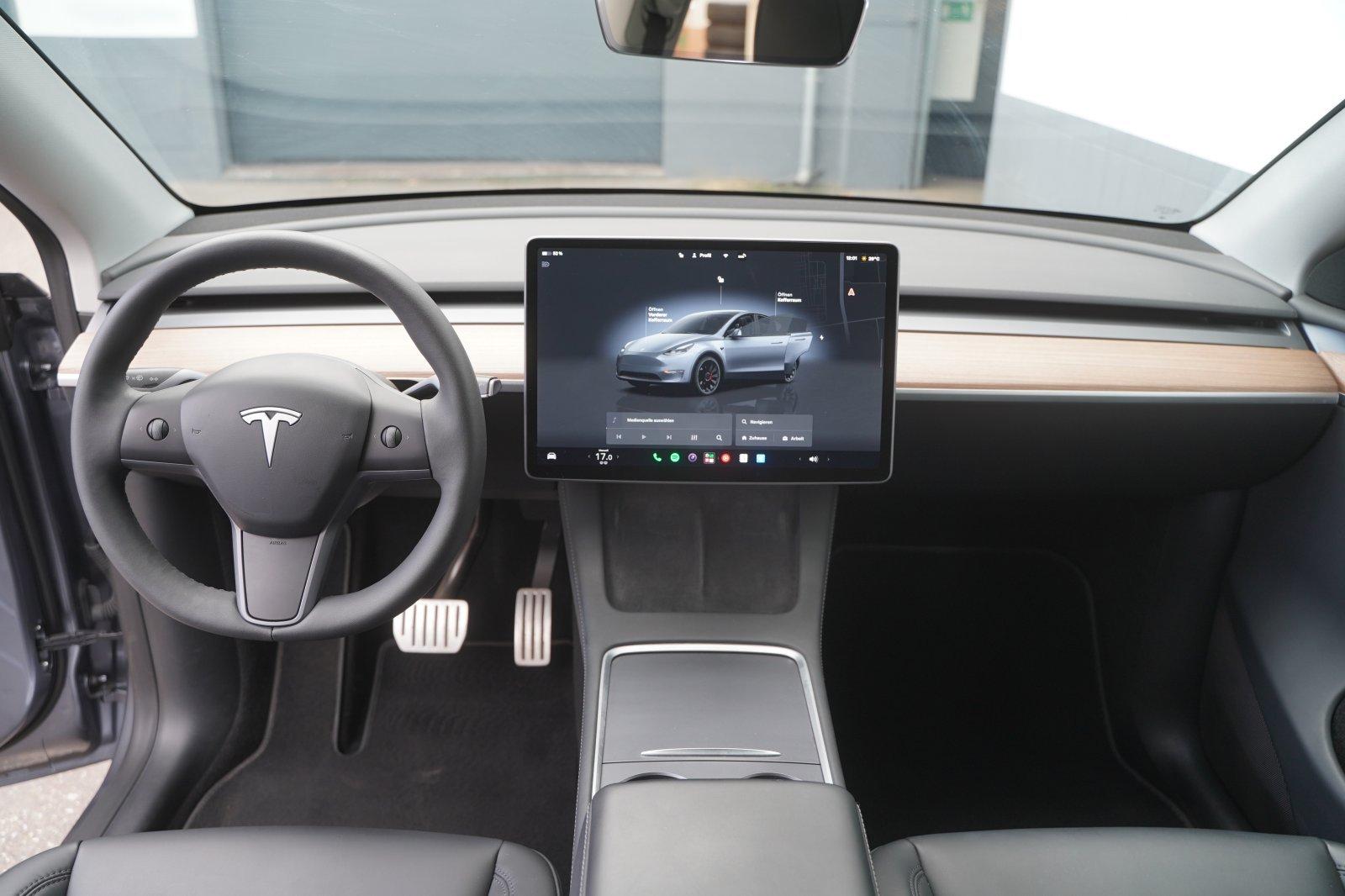Tesla Model Y Performance *1. Hand*