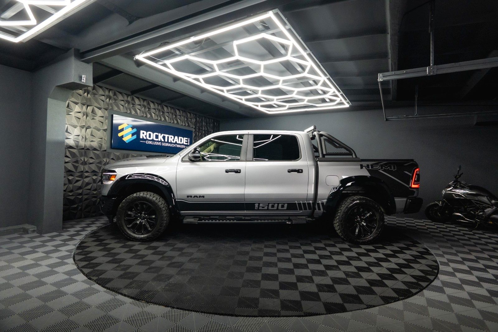 Fahrzeugabbildung Dodge RAM 5.7 V8 HEMI 4x4 NIGHT-Edition LARAMIE *LED*