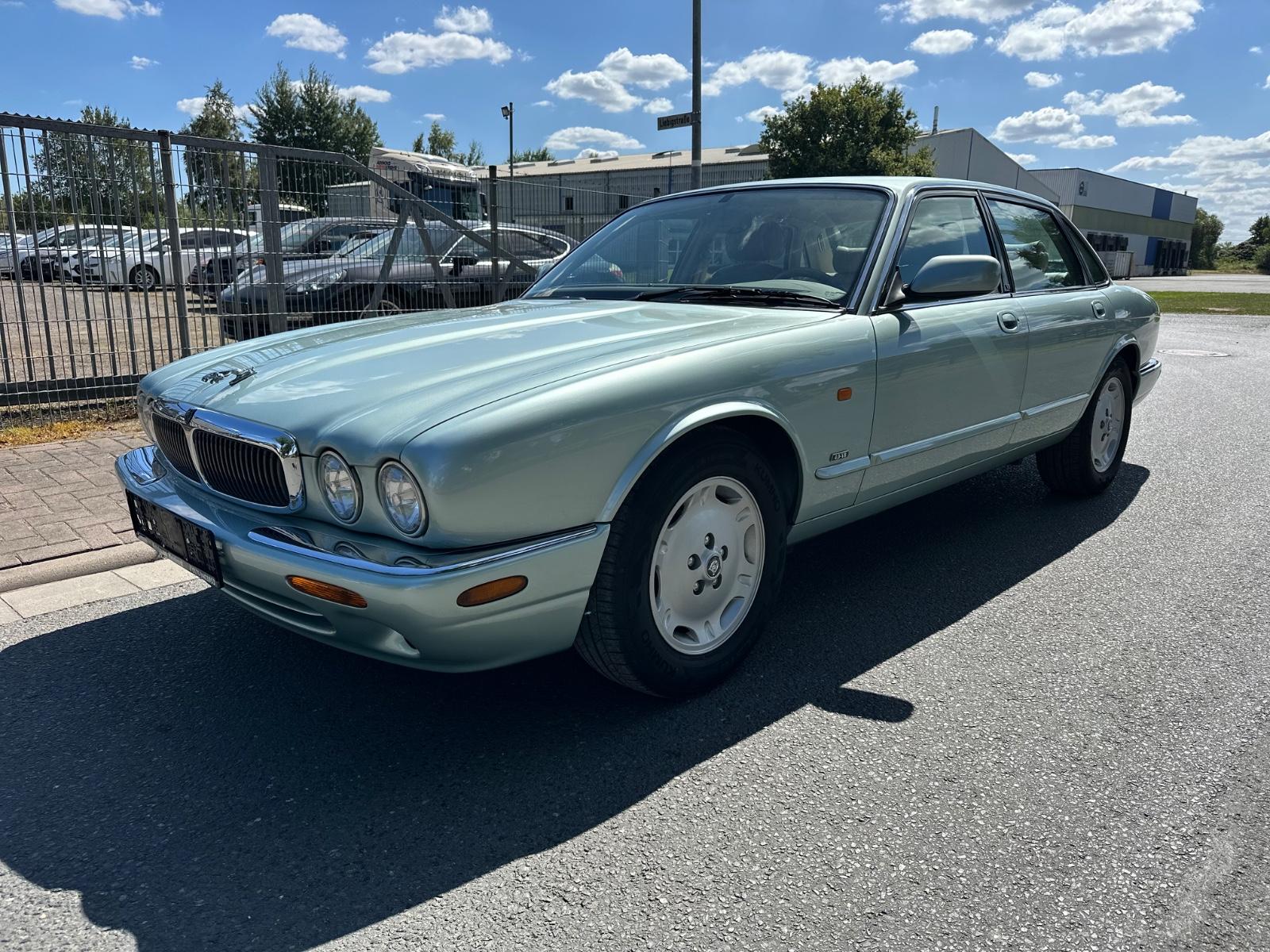 Jaguar XJ8 - 4.0 V8 Executive Limousine