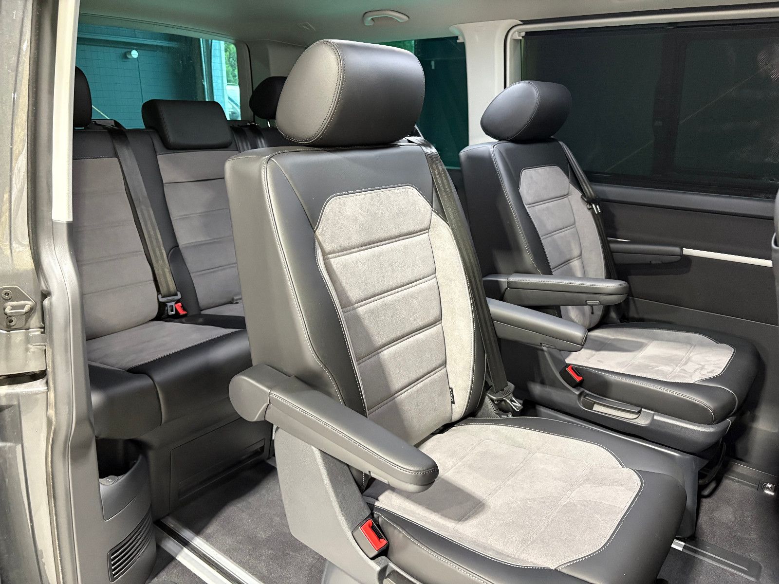 Fahrzeugabbildung Volkswagen T6.1 Transporter Multivan Edition 4MOTION/7-SITZ