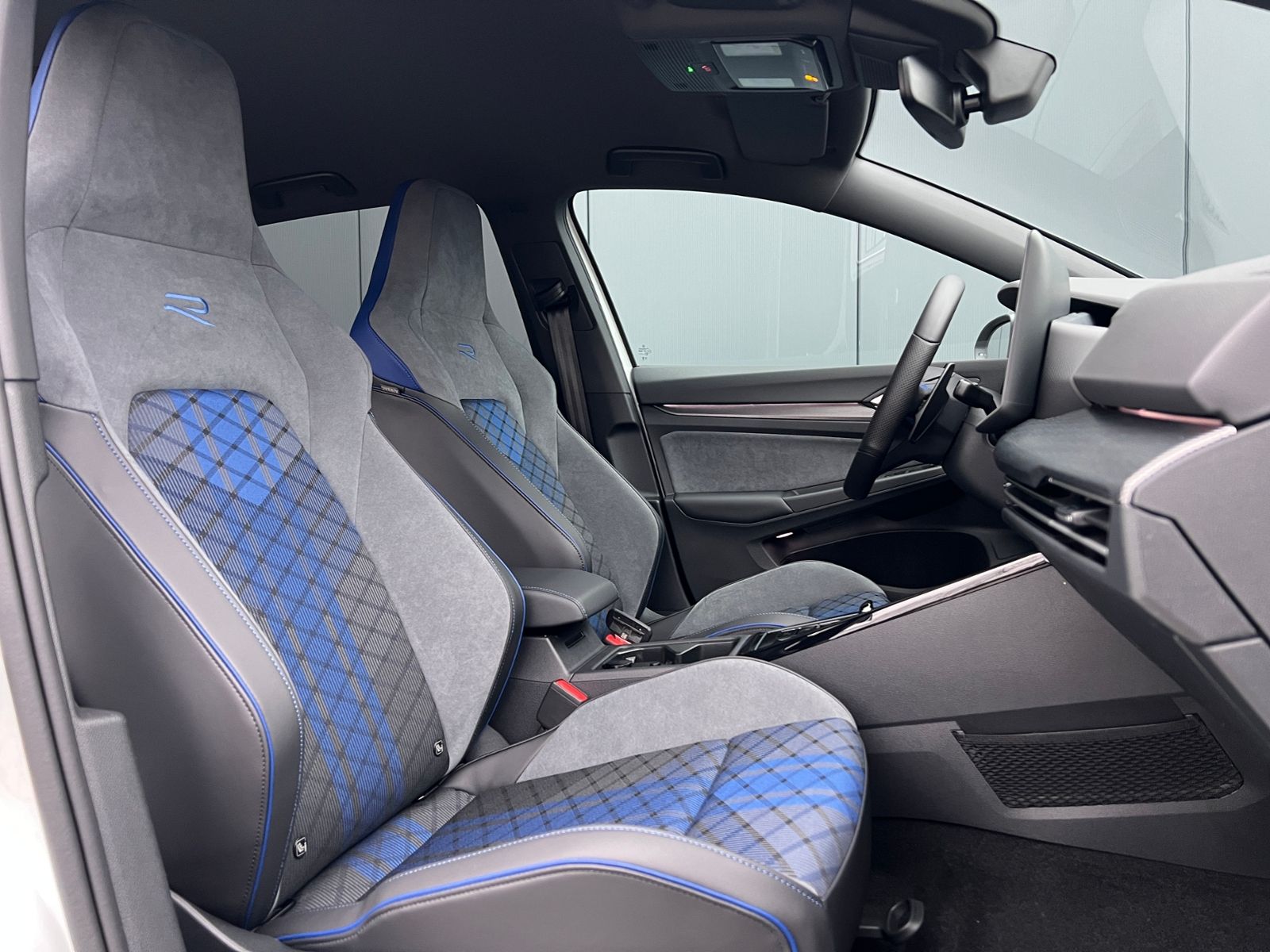 Fahrzeugabbildung Volkswagen Golf VIII R 2.0 TSI DSG 4MOTION *IQ.Light, Black