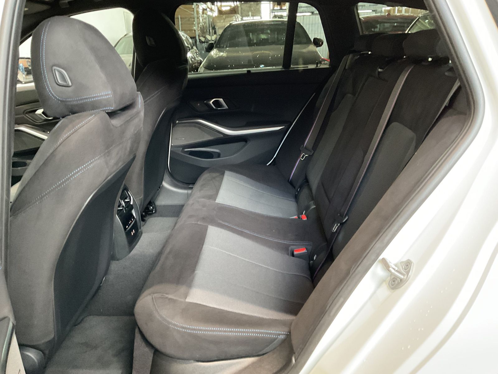 Fahrzeugabbildung BMW 320d Panorama Glasdach, H&K Hifi, 18" &apos;LMR