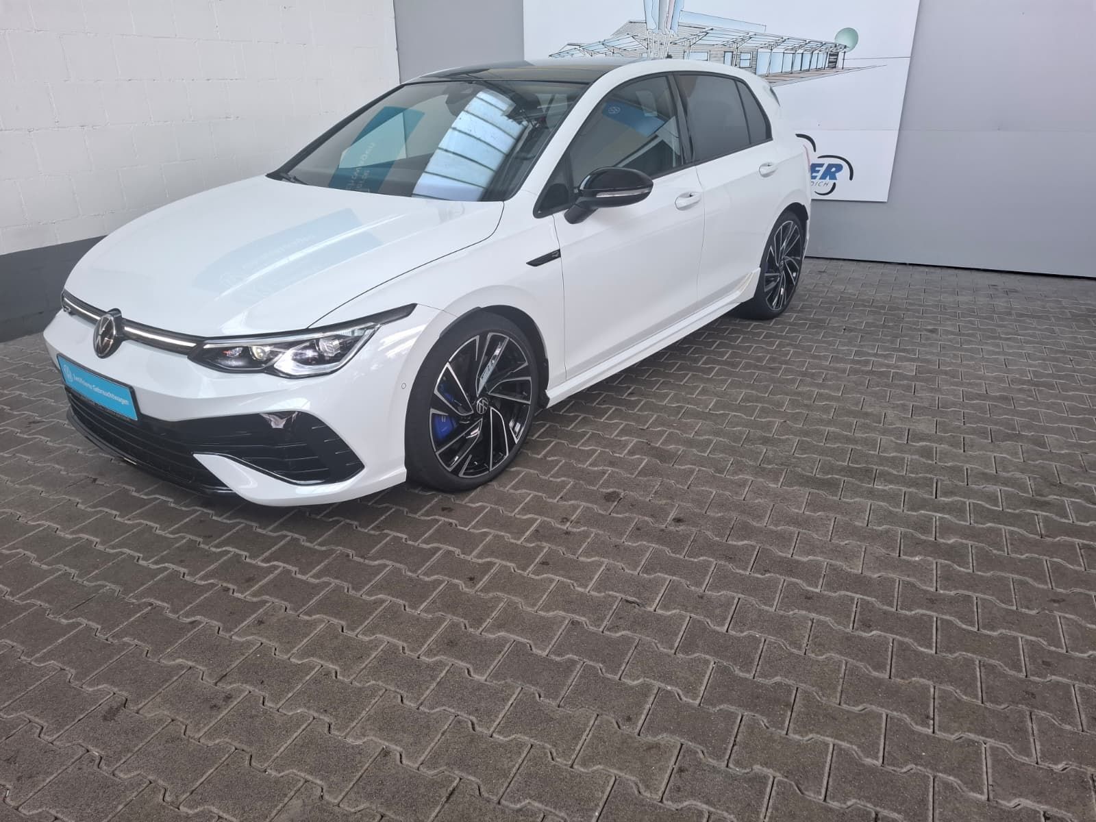 Fahrzeugabbildung Volkswagen Golf VIII Lim. R 2,0 TSI DSG 4M + ACC + IQ.Light