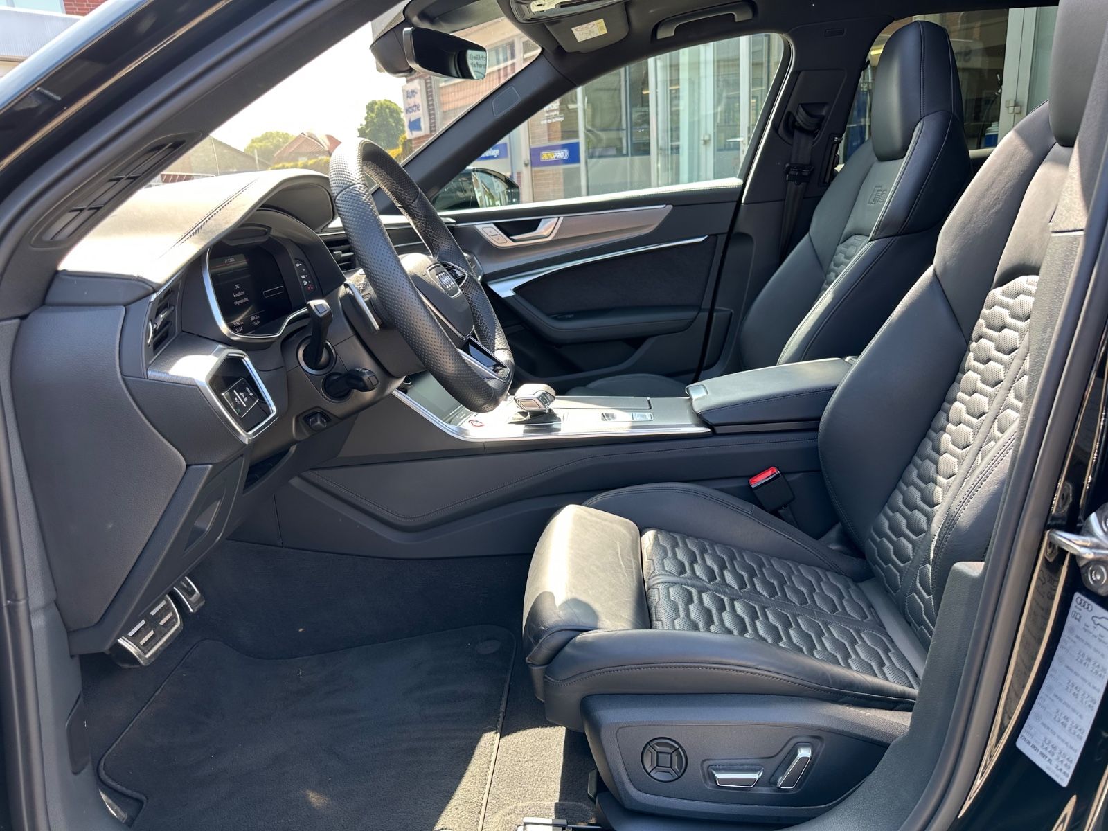Fahrzeugabbildung Audi RS6  Avant 4.0 TFSI quattro Pano/AHK/STHZ/8-fach