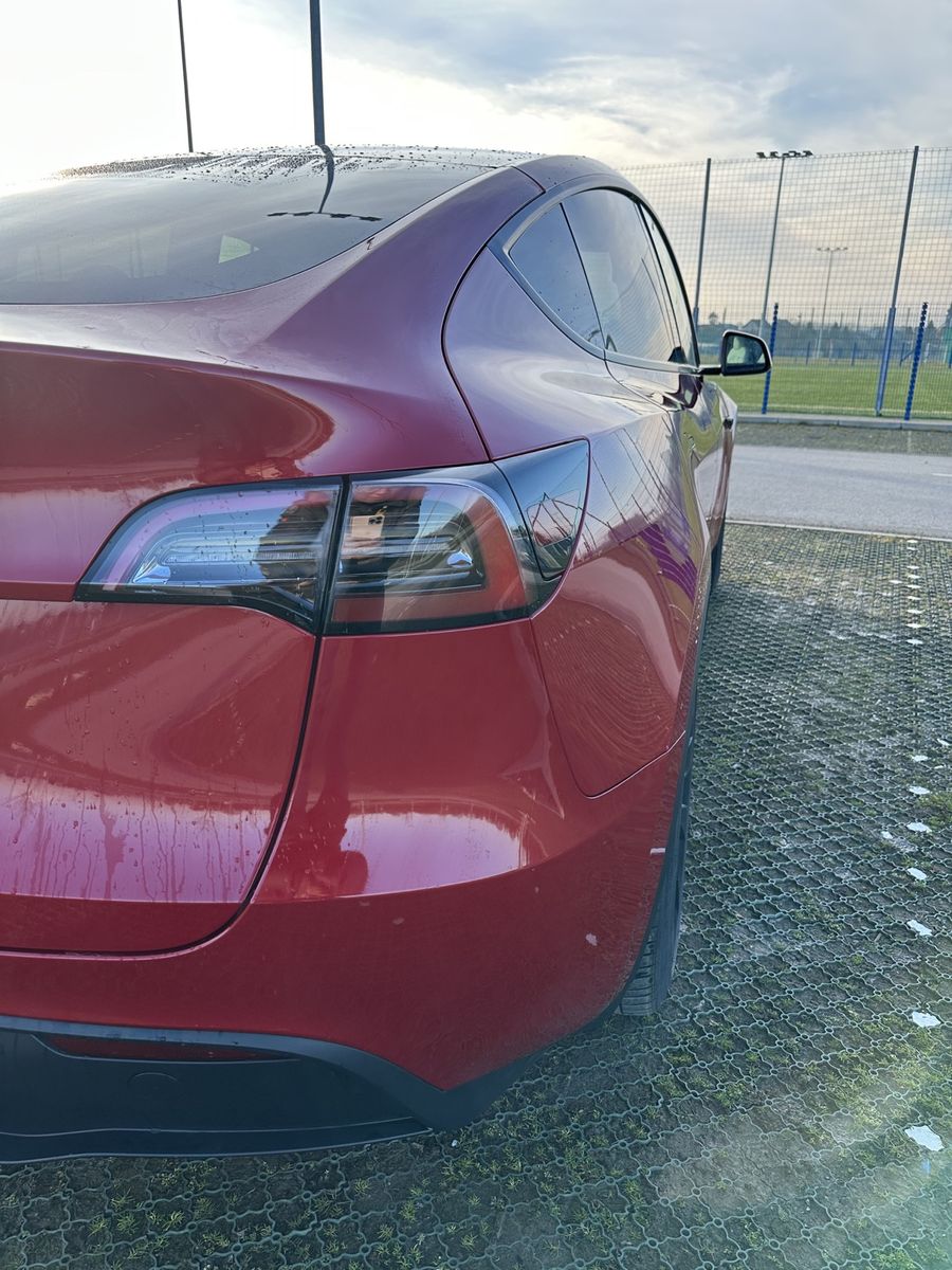 Tesla Model Y RWD 20 Zoll Red Multi-Coat foto 2