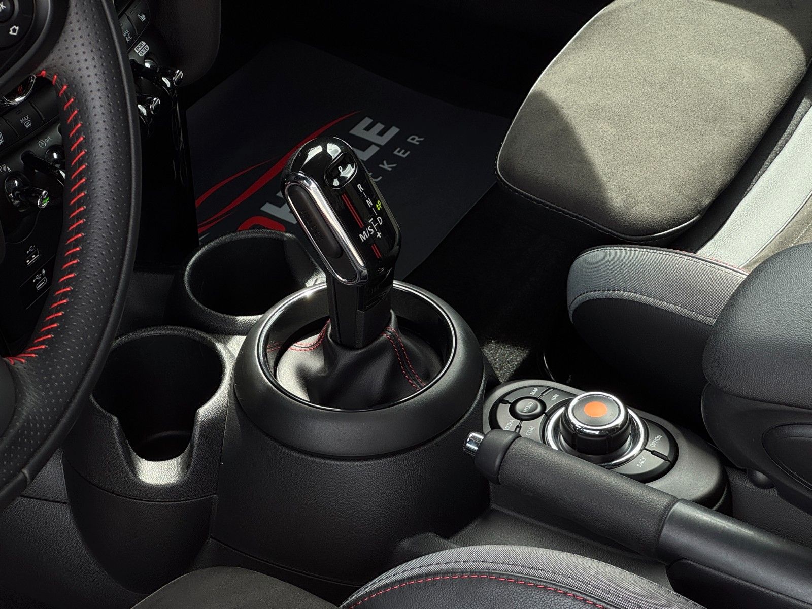 Fahrzeugabbildung MINI John Cooper Works CarPlay Adap. LED NAV HuD PDC