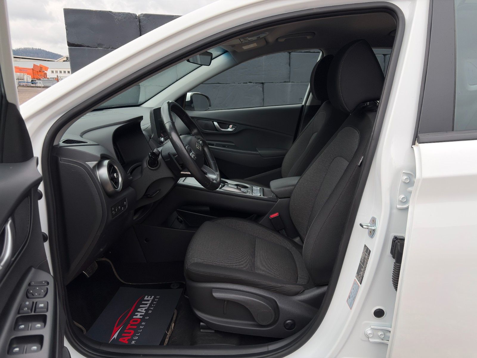 Fahrzeugabbildung Hyundai KONA E Select LHZ SHZ ACC PDC LKA CarPlay CAM