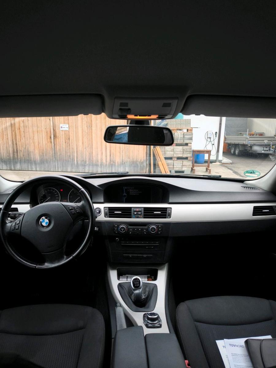 BMW 318 2011 — photo 8