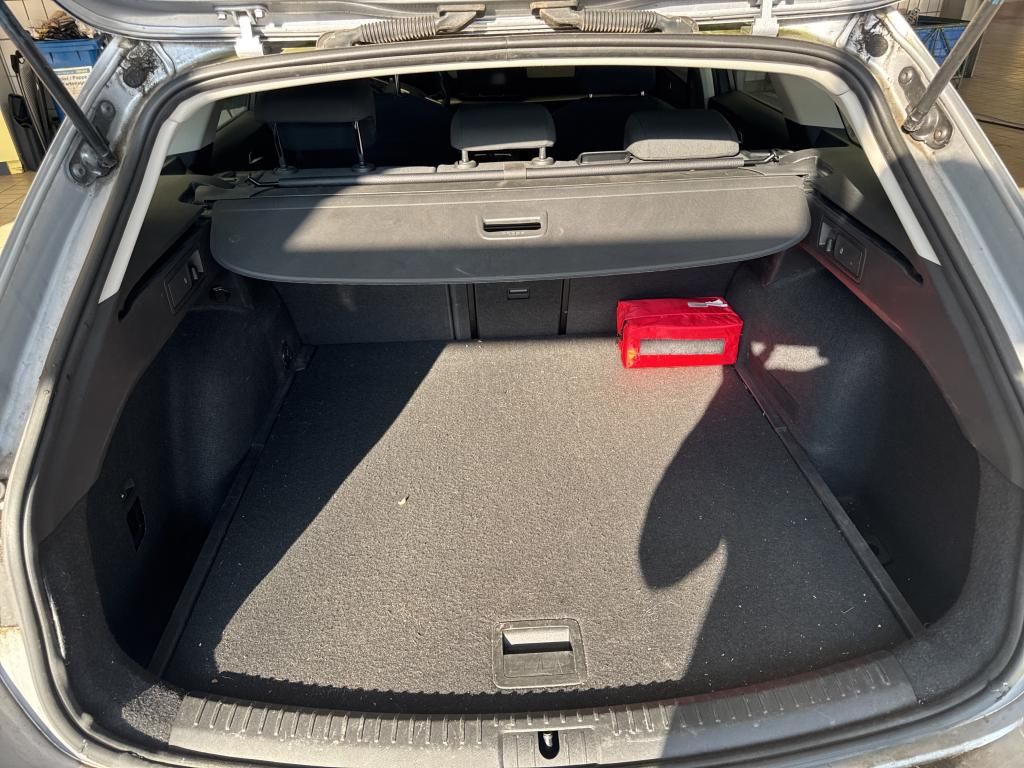 Fahrzeugabbildung SEAT Leon ST TSI Style LED AHK Navi AID GRA Park-Assi
