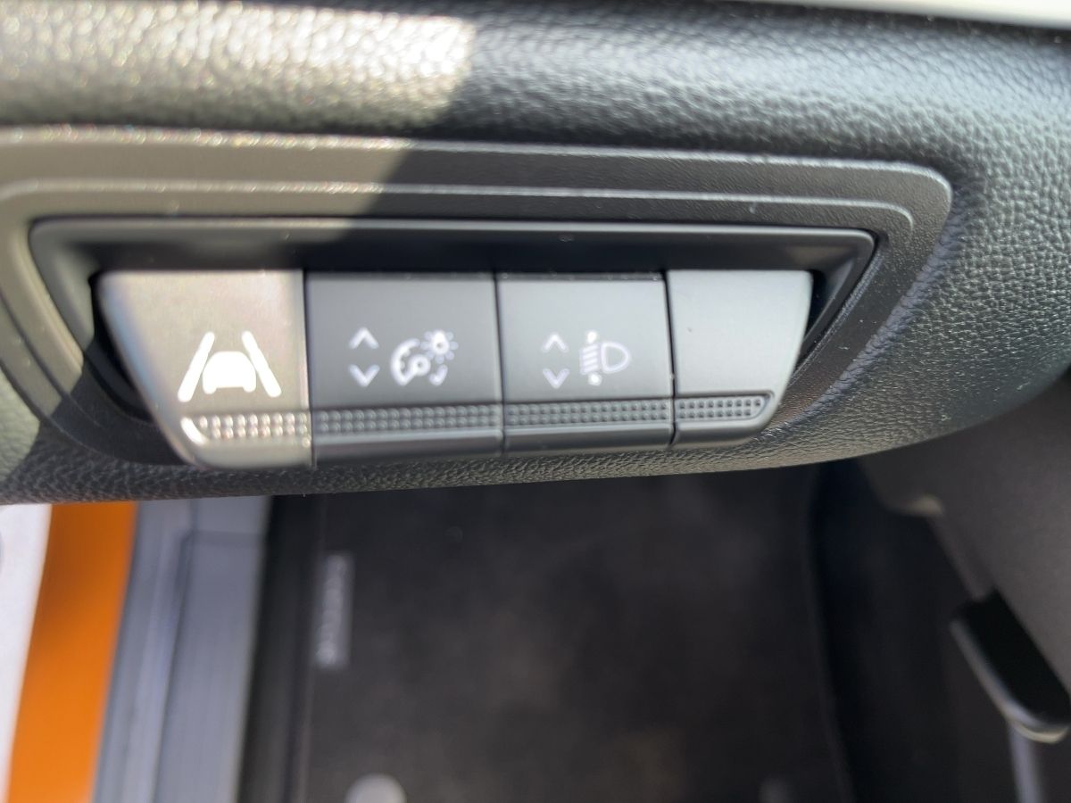 Fahrzeugabbildung Renault Captur INTENS TCe 90 - mit KI generiert/bearbeitet