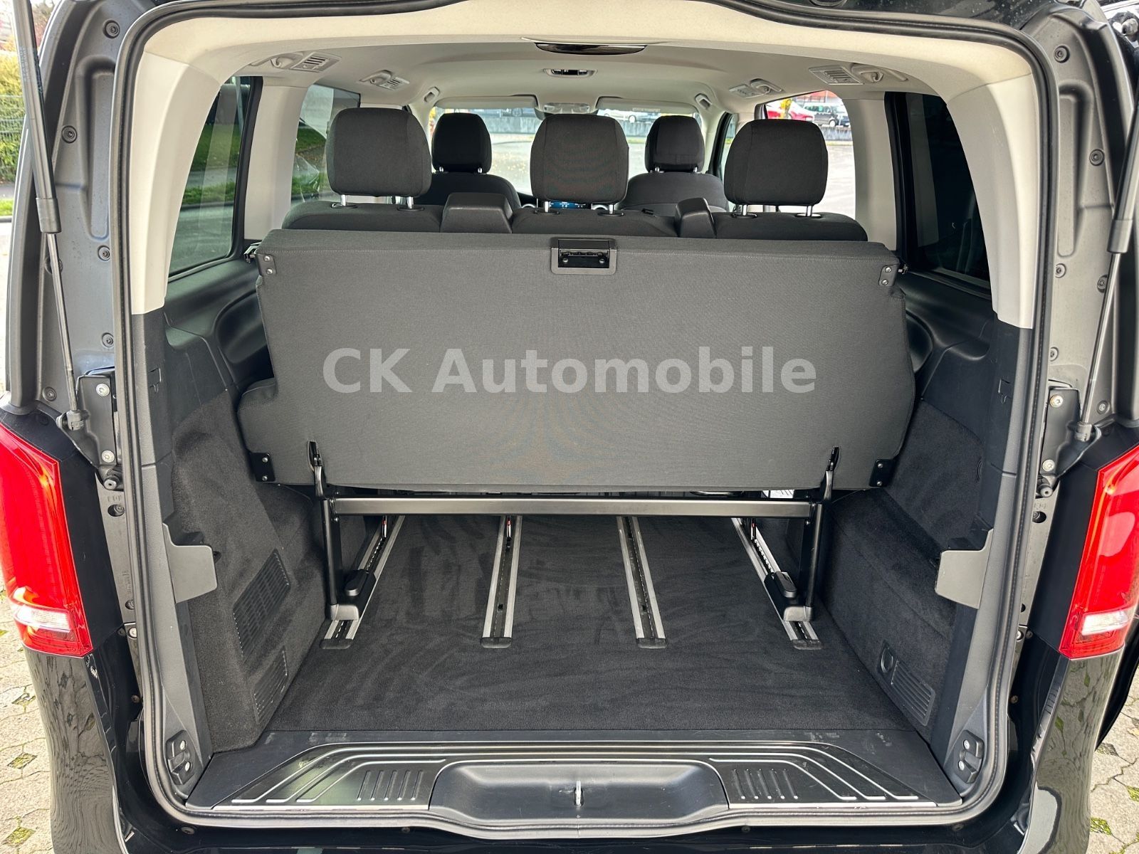 Fahrzeugabbildung Mercedes-Benz V 300d EDITION Kompakt/5 Sitze/Navi/LED/AHK