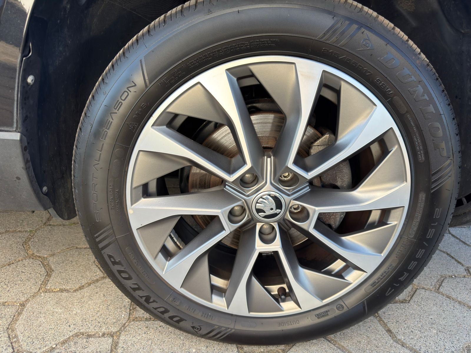 Fahrzeugabbildung SKODA Karoq 1.5 TSI DSG*AHK*RFK*ACC*eHeck