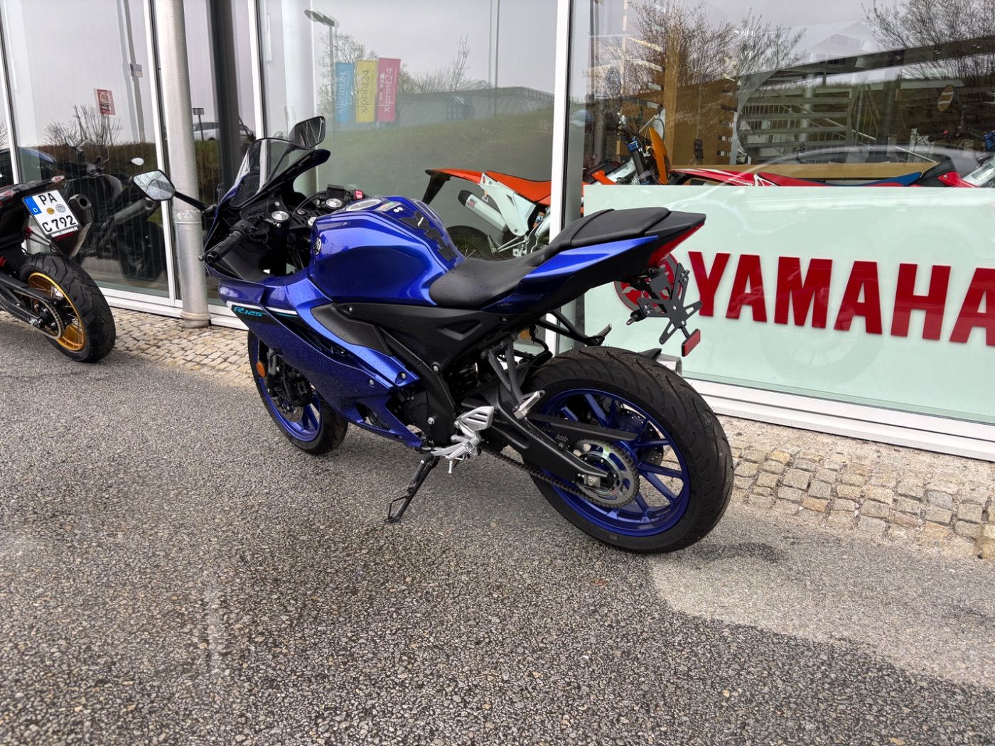 Fahrzeugabbildung Yamaha YZF- R125 mit Quickshifter und viel Zubehör