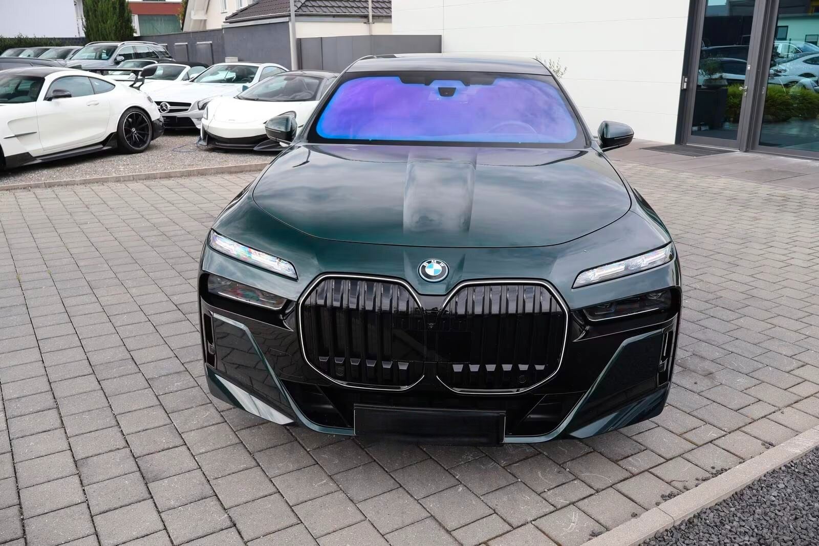 BMW 750e xDrive M Sport Oxfordgrün imagem 2
