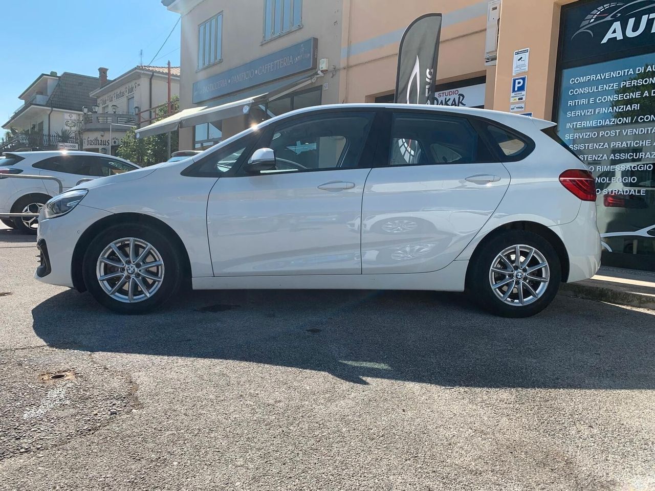 BMW Bmw 218d Active Tourer Luxury unicoprop. imagem 2