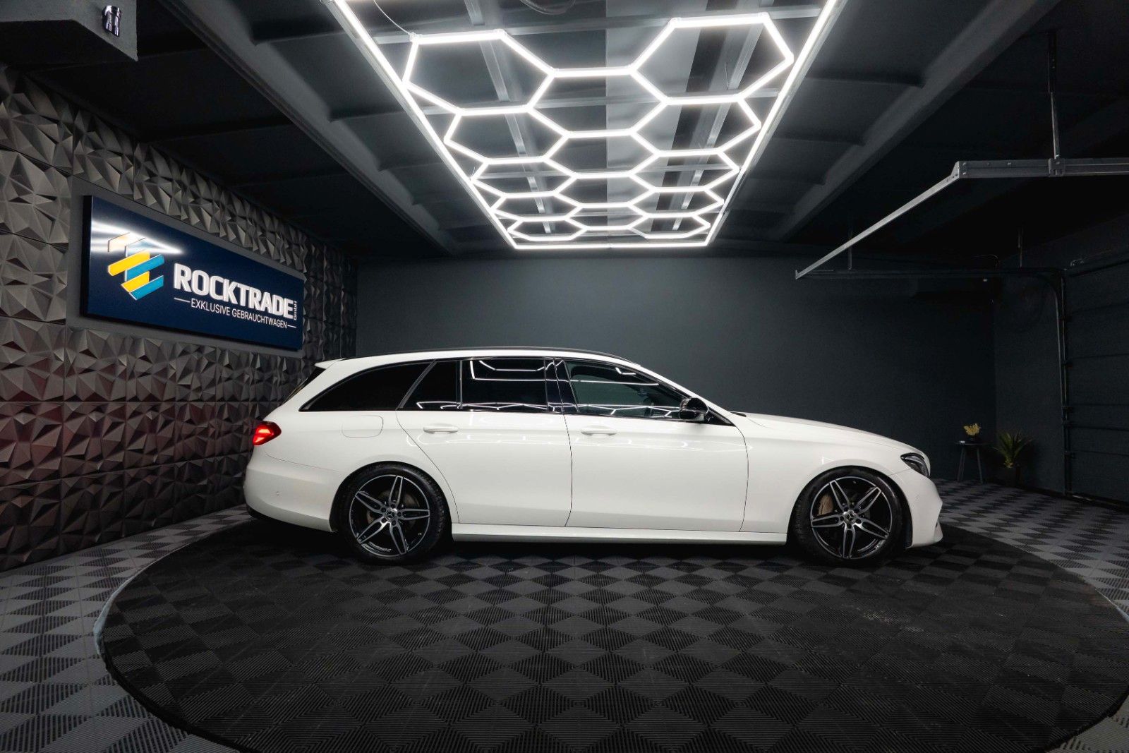 Fahrzeugabbildung Mercedes-Benz E 220d AMG Night-Paket | ACC | LED | Widescreen