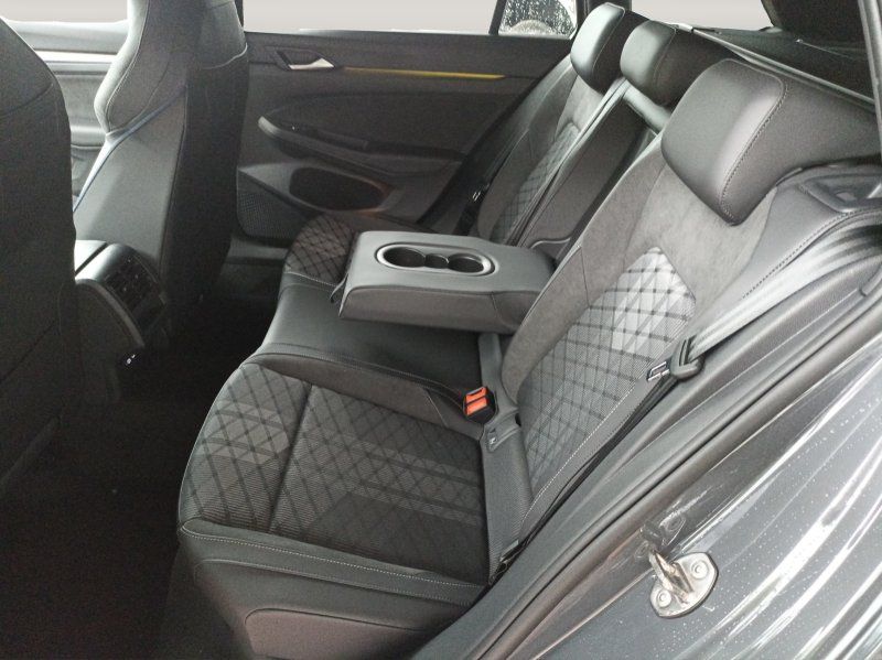 Fahrzeugabbildung Volkswagen Golf Var. VIII  1.5 eTSI DSG R-Line