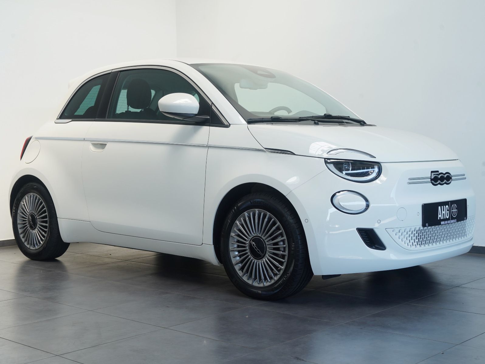 Fahrzeugabbildung Fiat 500e 87KW/42kWh/DC-LADEN/CARPLAY/DAB/SOH