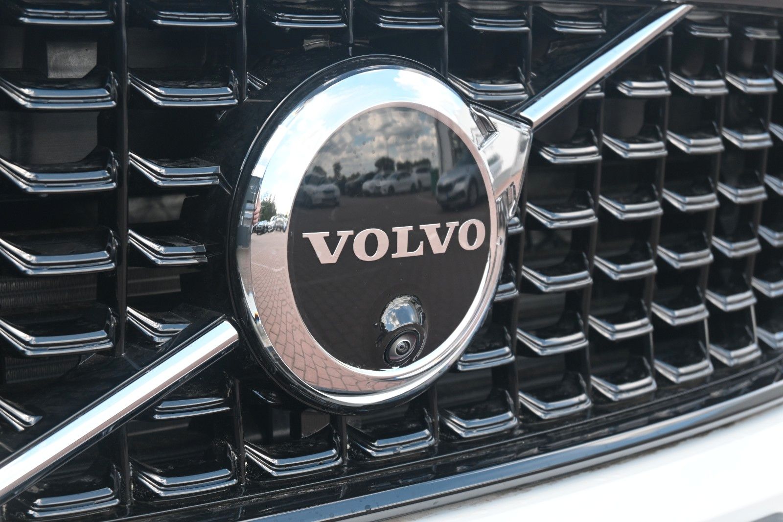 Fahrzeugabbildung Volvo XC40 B4 DKG Plus Dark*H&K*FSHZG*360°*ACC*AHK