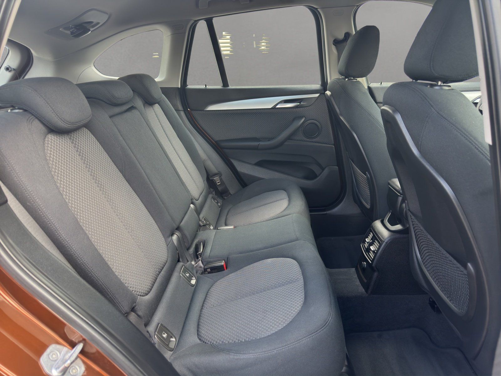 Fahrzeugabbildung BMW X1 sDrive 18i Advantage/PDC/SHZ/NAVI/