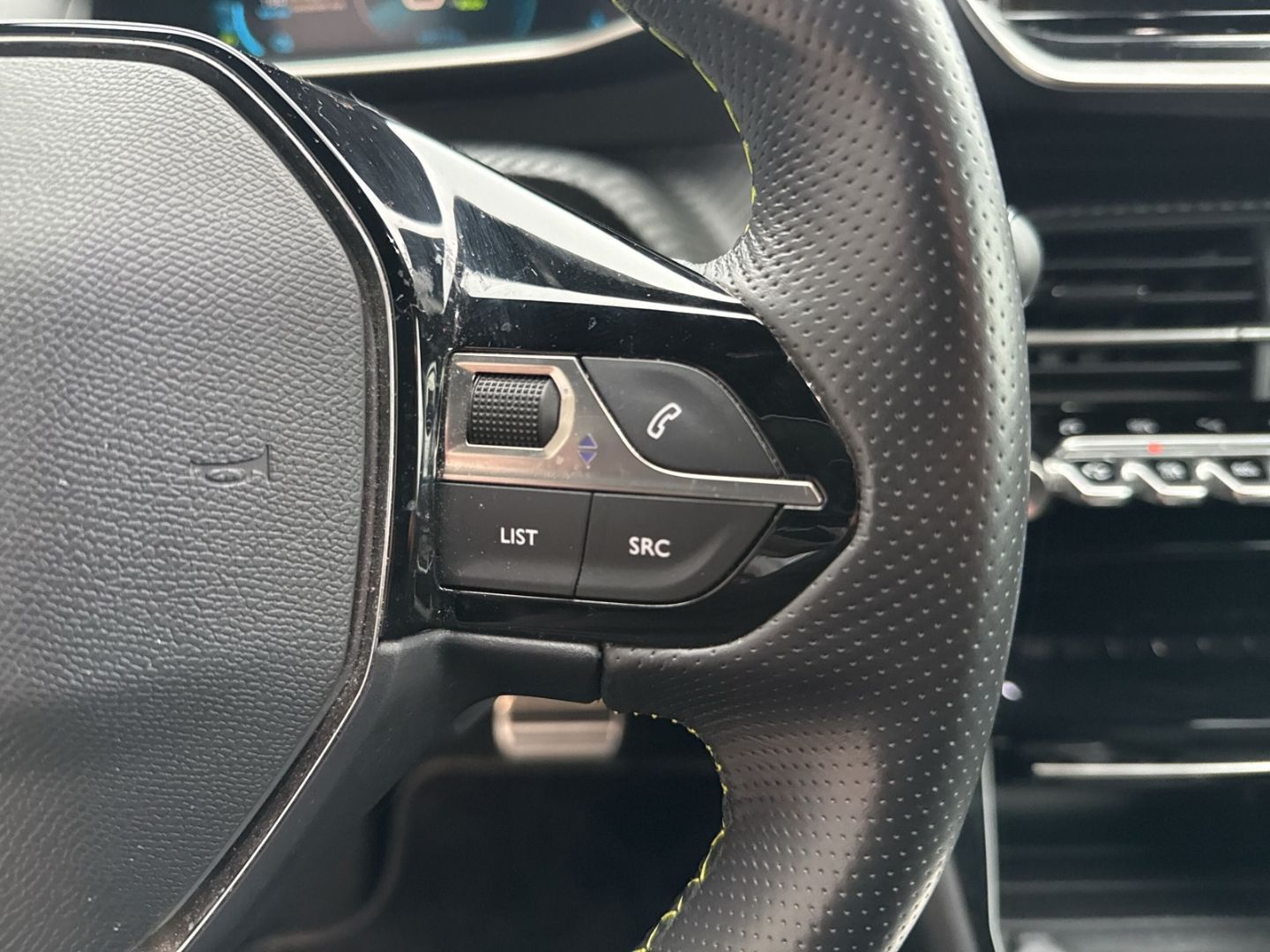 Fahrzeugabbildung Peugeot 2008 e- GT Navi Digitales Cockpit LED Apple CarP