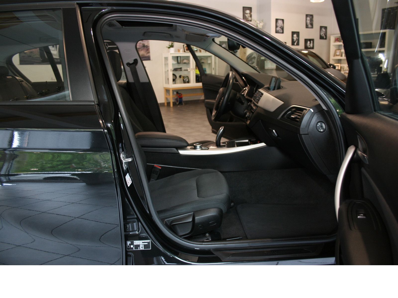 Fahrzeugabbildung BMW 118i Advantage *4-Türer*Schiebedach*PDC*Navi