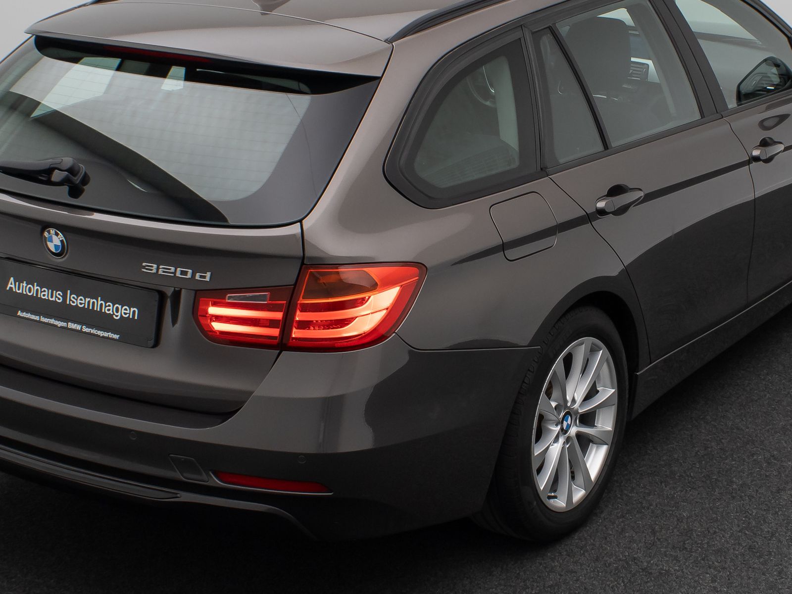 Fahrzeugabbildung BMW 320d GeschwindigReg HUD HiFi Xenon AHK Panorama