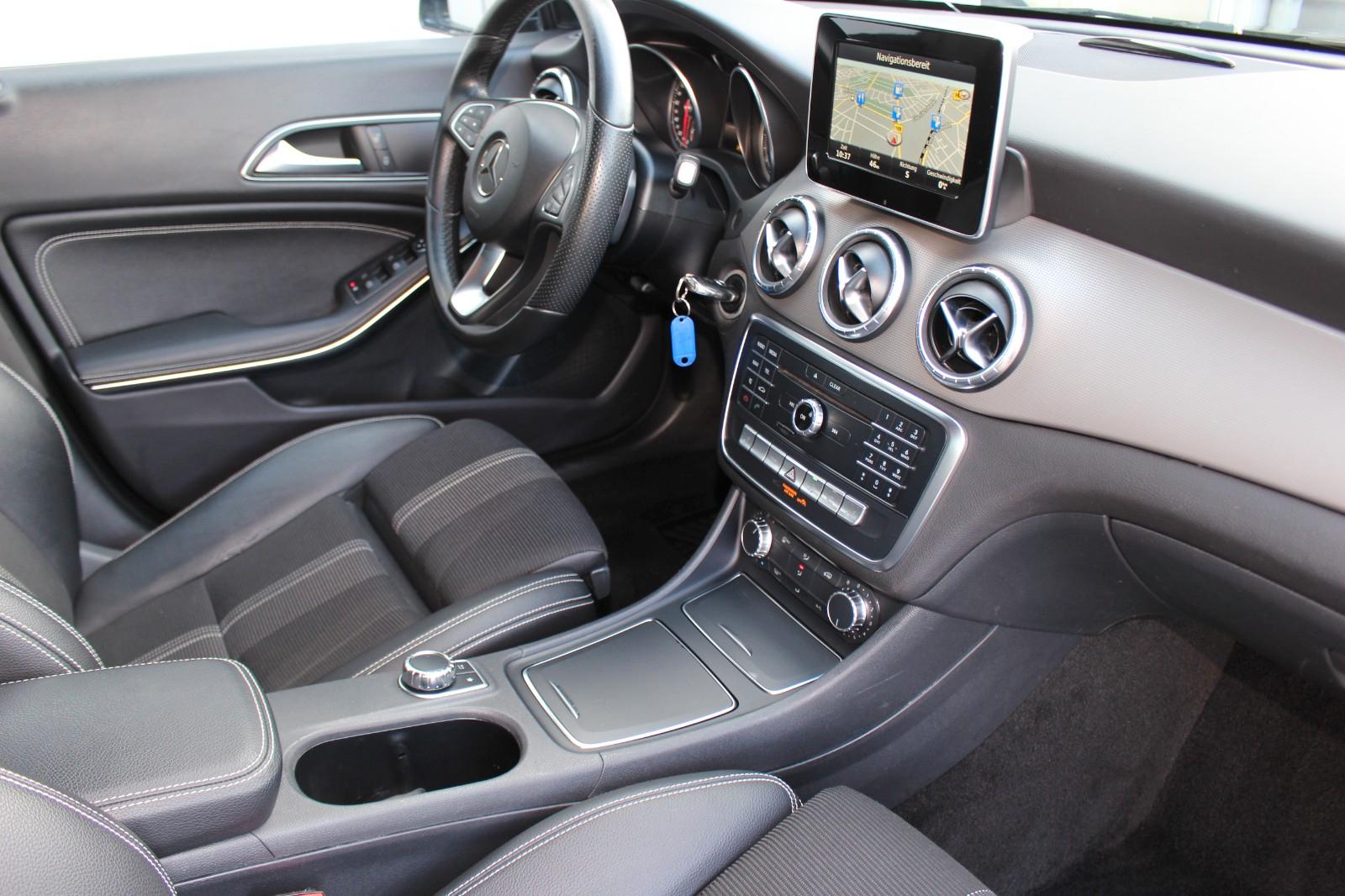 Mercedes-Benz CLA 180 Shooting Brake AMG line+Navi+LED+T-Leder