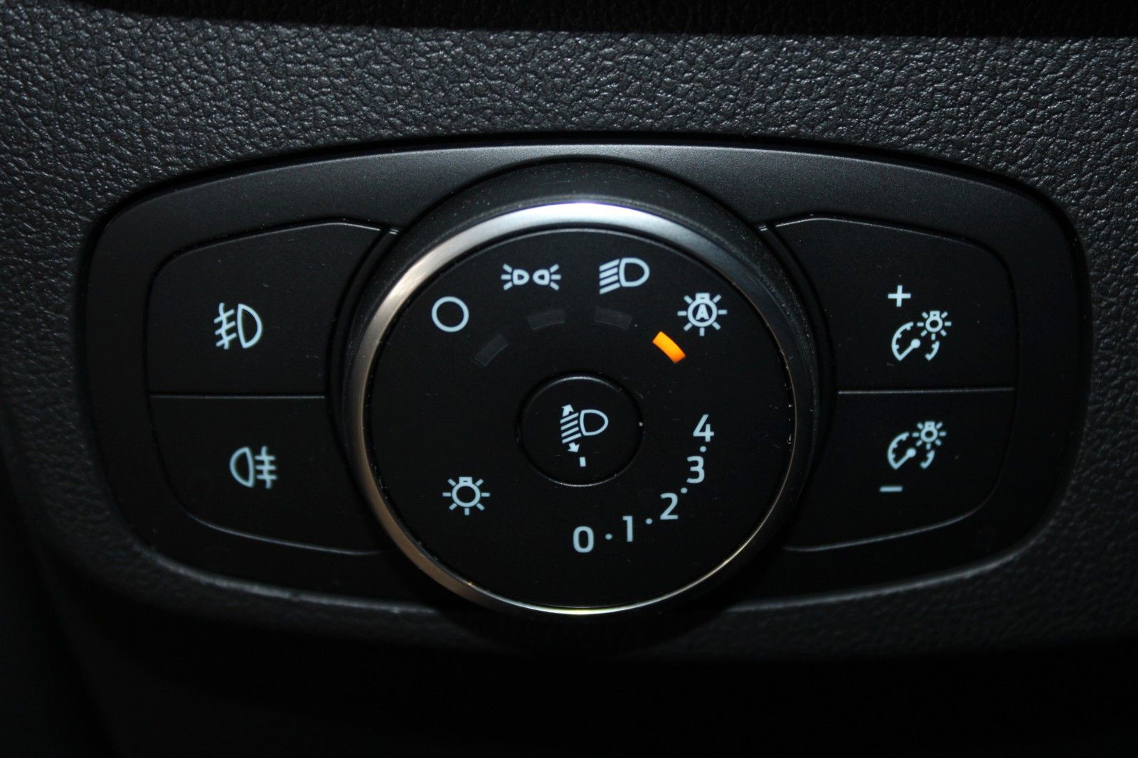 Fahrzeugabbildung Ford Focus ST-Line Turnier LED Park + Winter Paket
