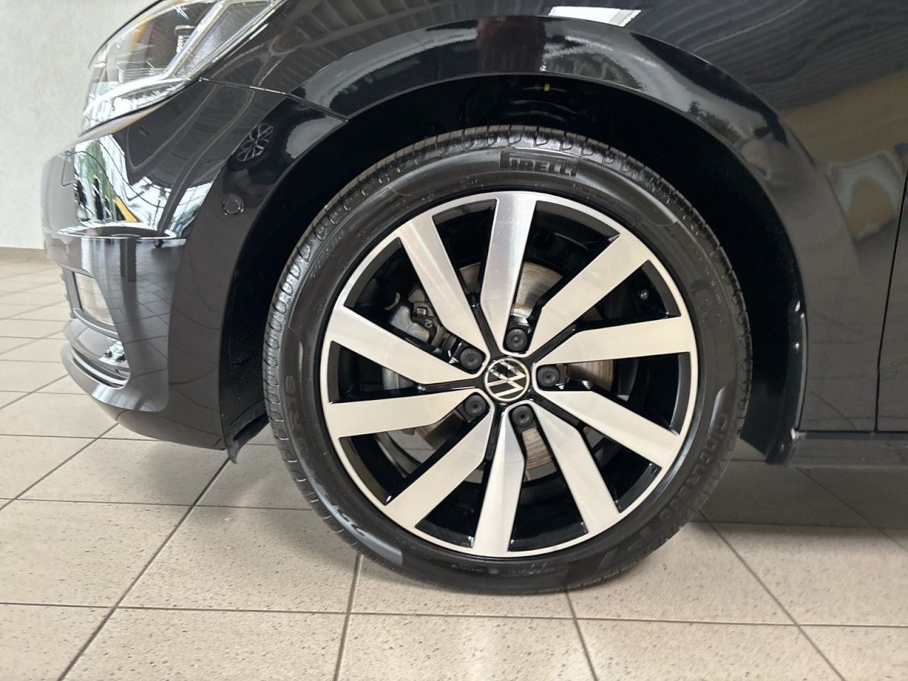 Volkswagen Touran 1.5 TSI Highline Black Style OPF DSG DWA foto 4