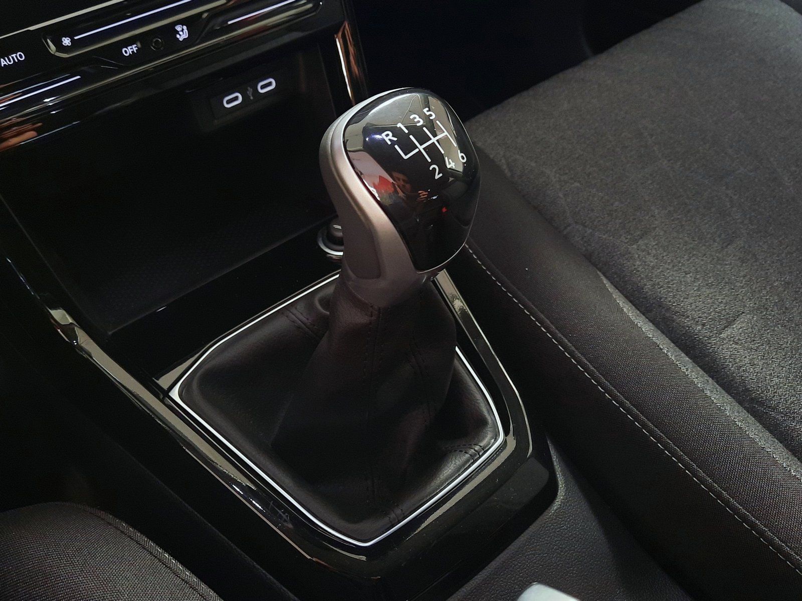 Fahrzeugabbildung Volkswagen T-Cross Move TSI *Navi*Sitzhzg*Einparkh*App-Con*