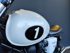 TRIUMPH Bonneville Thruxton Umbau +++ HIGHSIDER + RIZOMA
