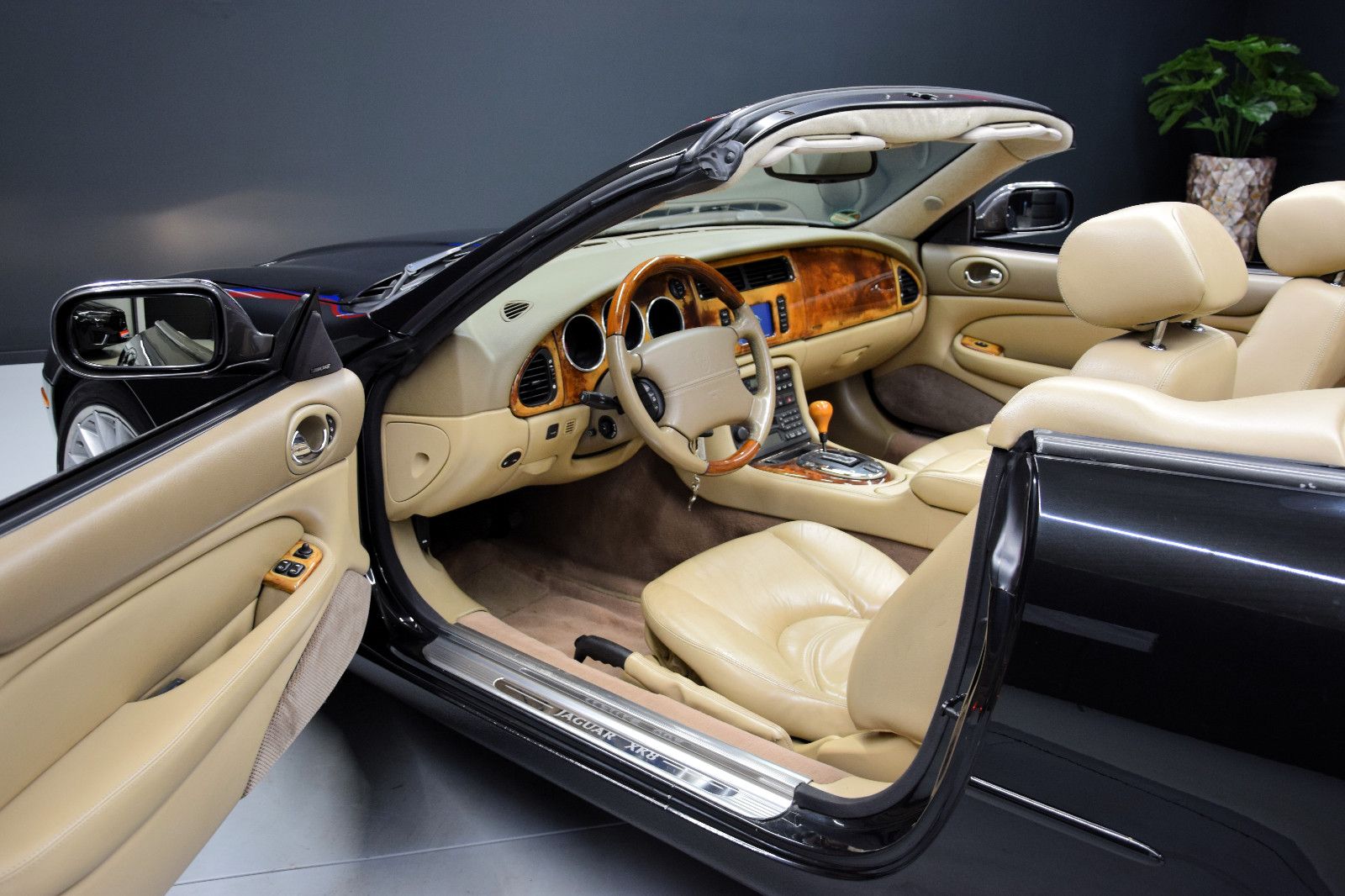 Fahrzeugabbildung Jaguar XKR Convertible Sitzh. Klimaaut. Alpine Tempomat